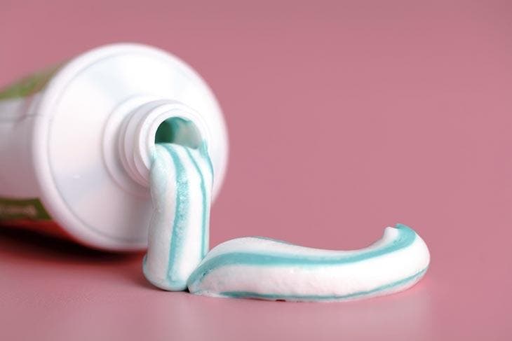 Zahnpastatube öffnen