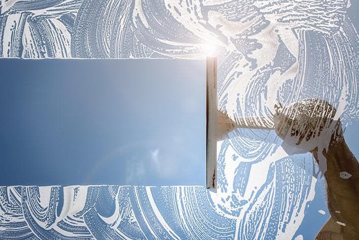 Ein Fenster mit einem Rakel reinigen