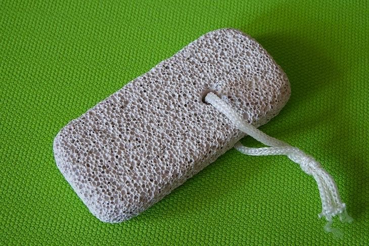 Geben Sie den Spülschwamm in die Waschmaschine: Am Ende des 3. Monats sparen Sie bares Geld Ein Bimsstein