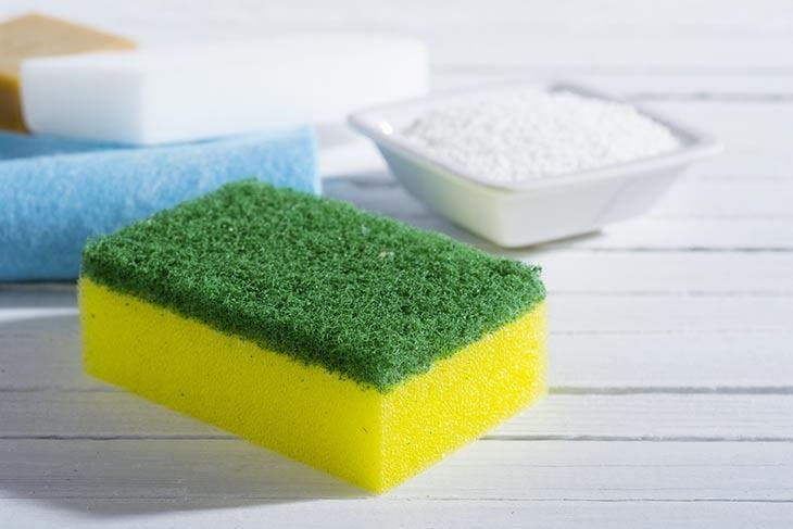 Geben Sie den Spülschwamm in die Waschmaschine: Sie sparen am Ende des 2. Monats Geld Ein Spülschwamm