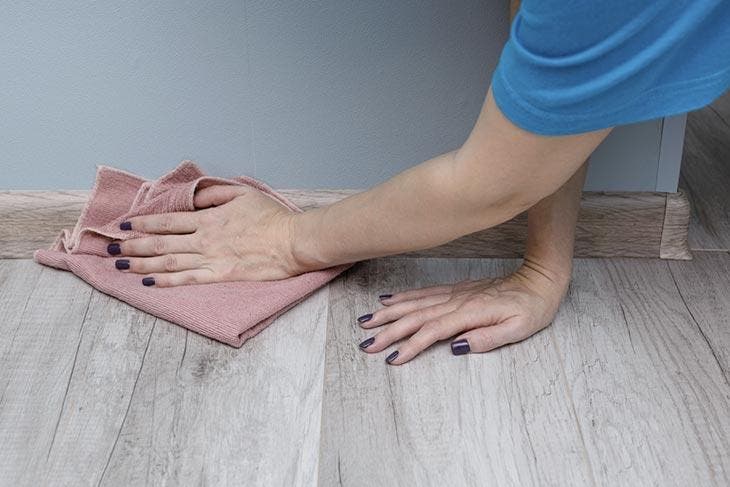 Fußleisten reinigen