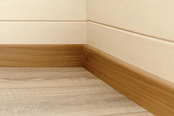 Geben Sie einen Löffel ins Wasser und reinigen Sie die Fußleisten. Sie werden wie neu glänzen 4 Holzsockel