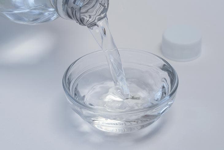 Geben Sie einen Löffel ins Wasser und reinigen Sie die Fußleisten. Sie werden wie neu glänzen 3 Gießen Sie den weißen Essig in eine Schüssel