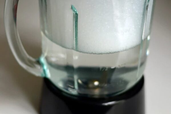 Geben Sie einen Teelöffel Backpulver in den Mixer und mixen Sie: Einwandfreies Ergebnis!