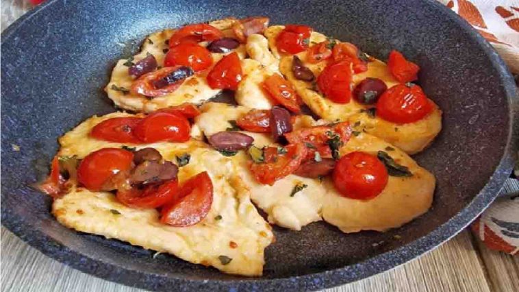 Gebratenes Hähnchen mit Kirschtomaten und Oliven: ein einfaches und preiswertes Gericht mit außergewöhnlichem Geschmack