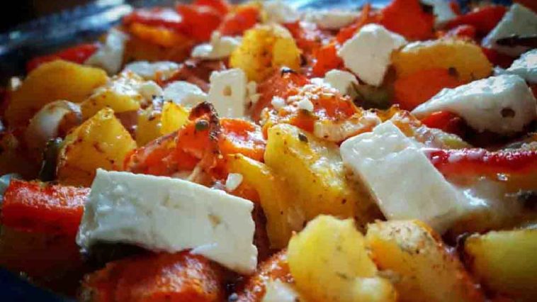 Gemischtes Gemüse mit geräuchertem Käse: eine leichte und leckere Beilage