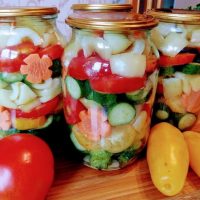 Gemüsesalat “Sommer im Glas”. Ein Genuss, den Sie auch im Winter genießen werden!