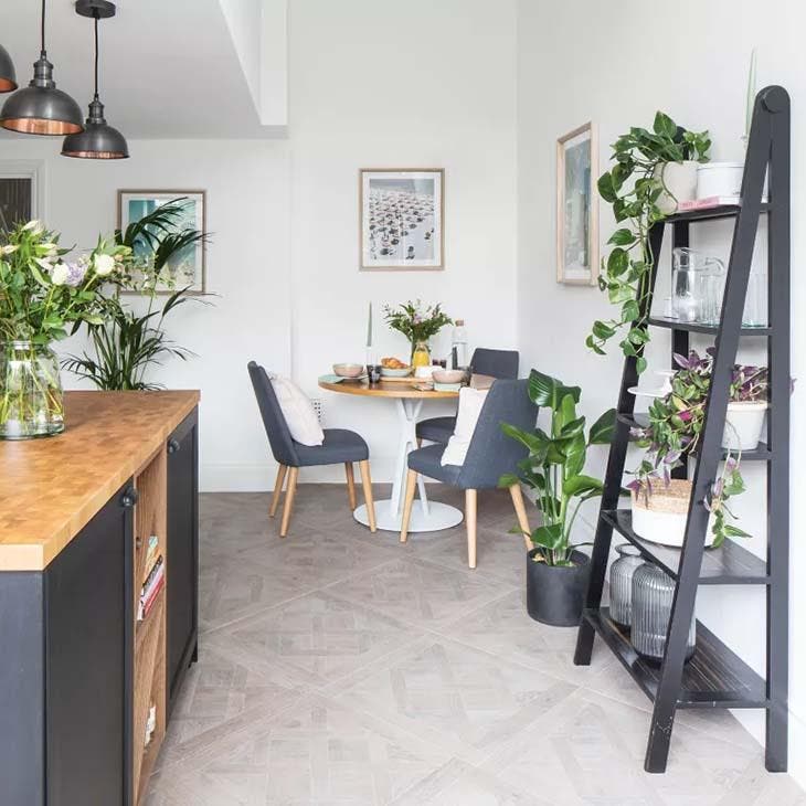 Regale in Form von Leitern