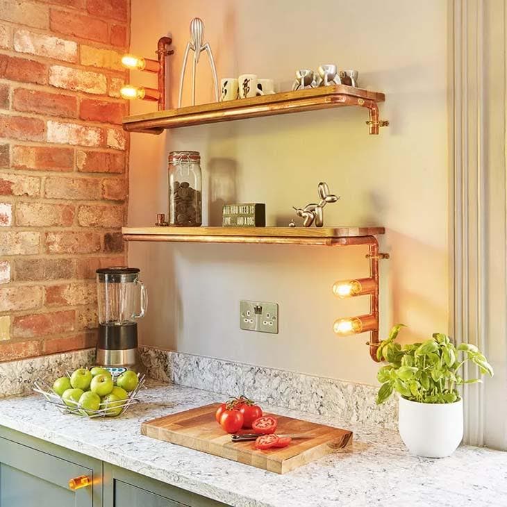 Küche mit offenen Regalen und freiliegenden Glühbirnen