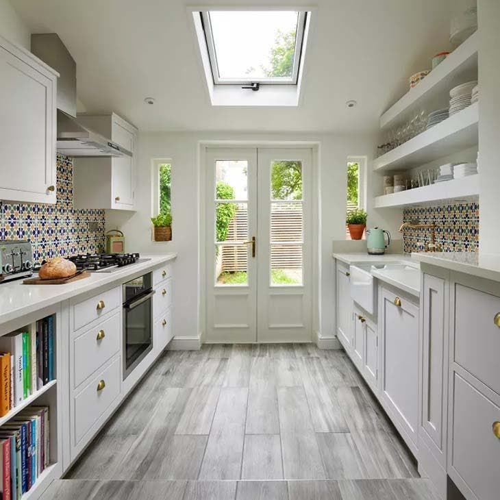 Platz zwischen Decke und Oberschränken