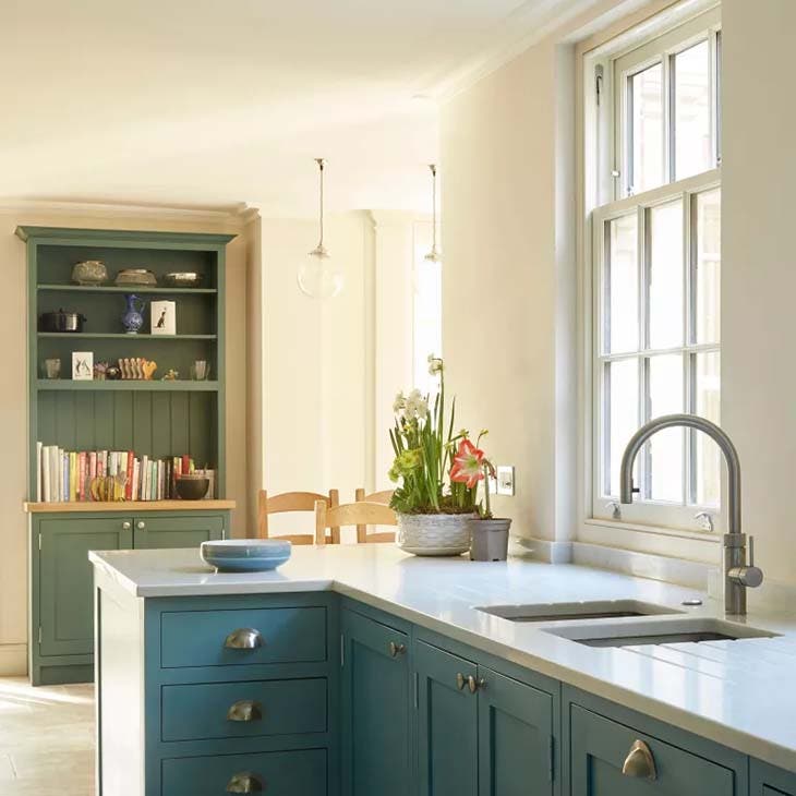 Niedriger Schrank, der einen Winkel bildet