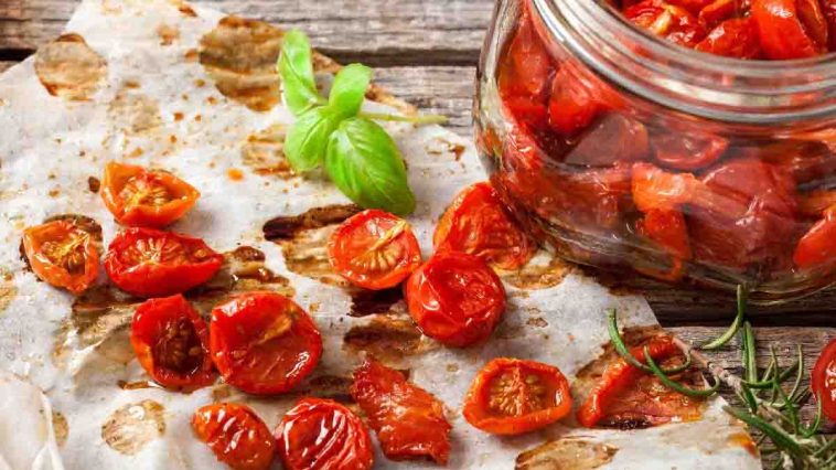 Getrocknete Kirschtomaten in Öl: ein fantastisches Rezept, mit Trocknung im Ofen