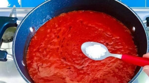 Gießen Sie Backpulver in Tomatensauce, es ist das Geheimnis des Kochs: was passiert