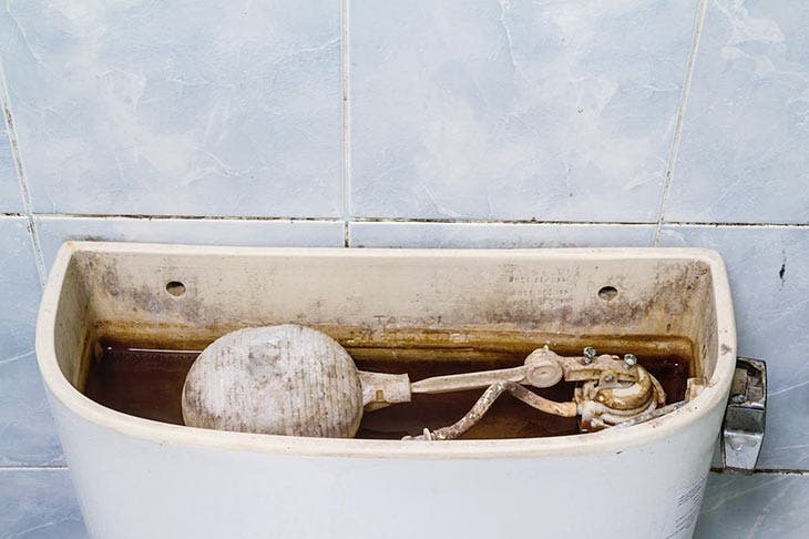 schlecht gepflegter Toilettenspülkasten