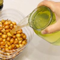 Gießen Sie sie über Ihren Schnittlauch, bevor Sie ihn pflanzen, um eine große Ernte zu erzielen!