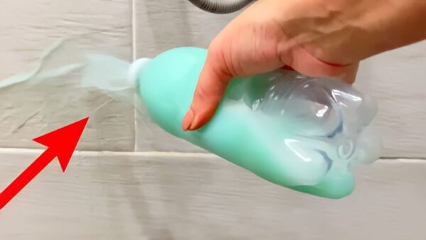 Glänzende Dusche, mit diesem Mittel verabschieden Sie sich von Schimmel und Kalk im Badezimmer