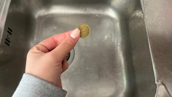 Glänzendes und glänzendes Waschbecken, ohne einen Finger zu rühren – verwenden Sie diesen alten Reinigungstrick