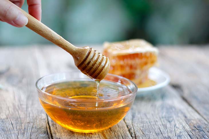 Haben Sie genug von Flecken und Falten? Hier ist die Gesichtsmaske, die schnell und effektiv wirkt! 4 Honigflecken