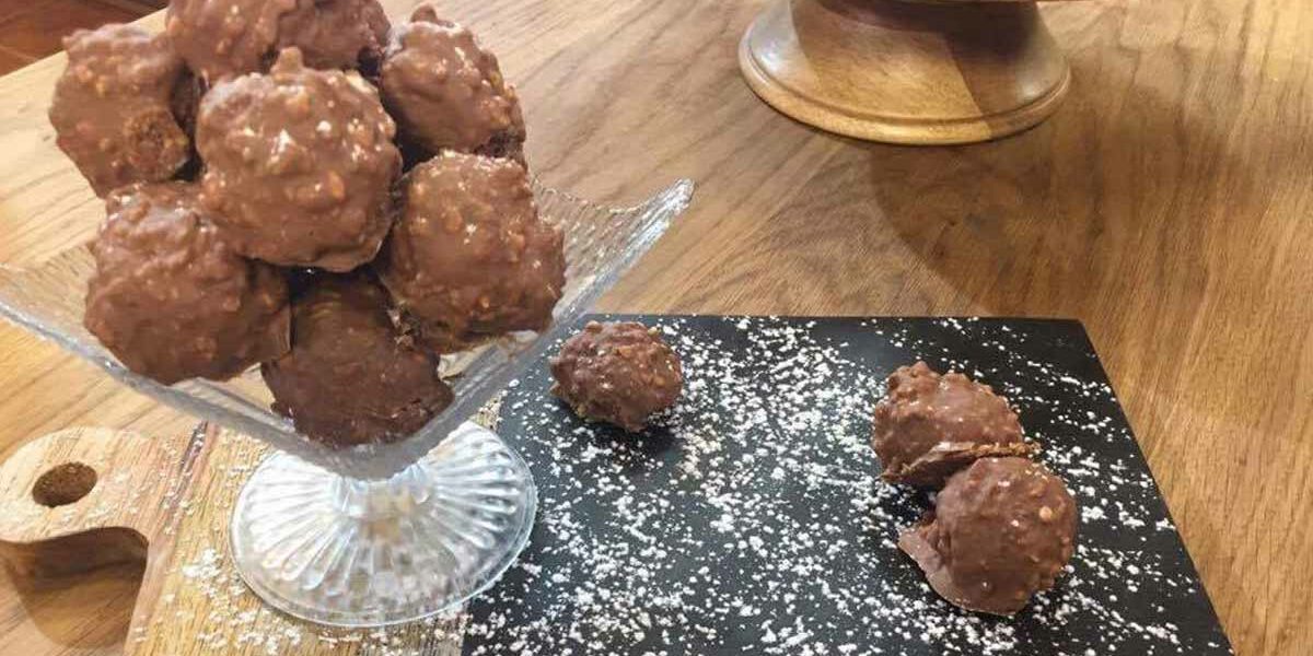 Hausgemachte Ferrero Rocher, eine für alle erschwingliche Süßigkeit.