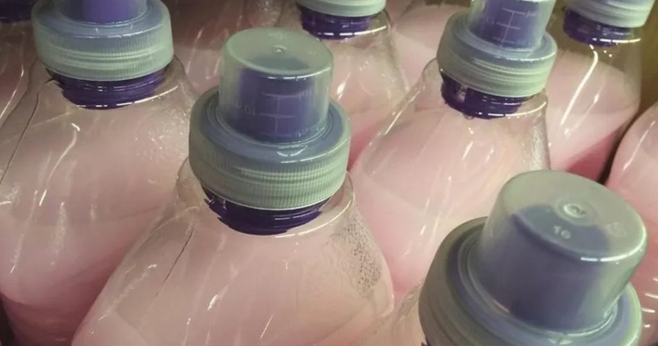 Hausgemachter, völlig natürlicher Weichspüler für Stoffe. Sehr wirksam, besser als industrielle Produkte.