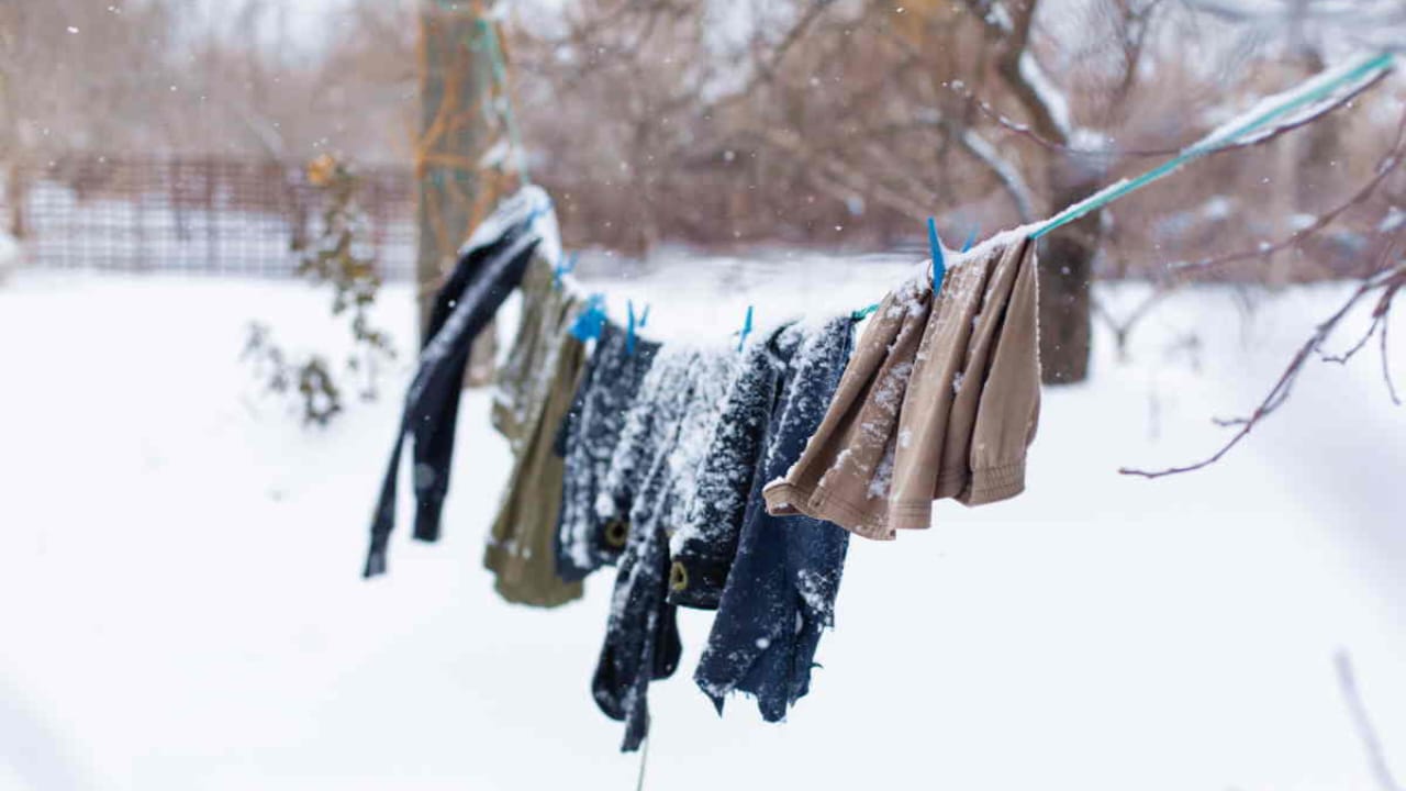 Kleidung, die im Winter draußen hängt