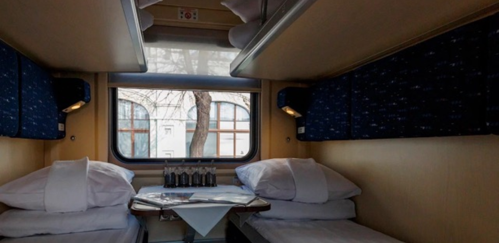 Ich durfte nicht am Tisch im unteren Bett essen, weil ich im oberen Bett lag.