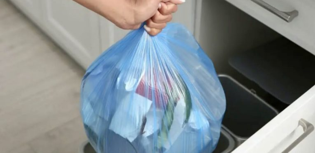 Ich habe aufgehört, Müllsäcke zu kaufen: Sie sind teuer und gehen ständig kaputt. Ich habe einen kostenlosen, einfachen Ersatz dafür gefunden.