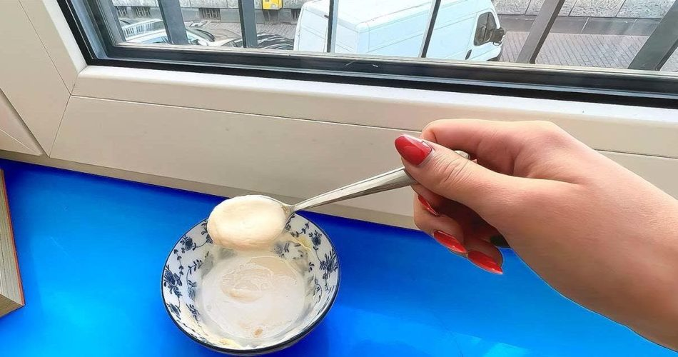 Ich reinige vergilbte Fensterrahmen immer mit dieser selbstgemachten Paste. Die Zubereitung dauert 5 Minuten