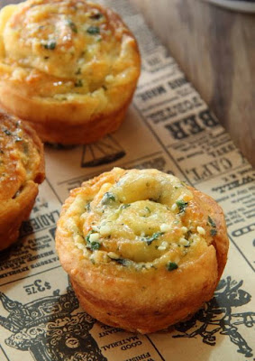 Italienische Brötchen mit Petersilie und Parmesan-Knoblauch