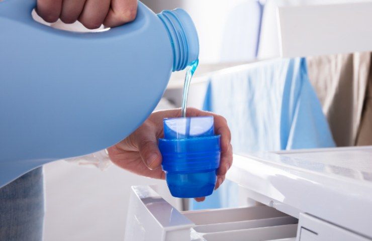 Jeder schmiert Zahnpasta auf Toilettenpapier