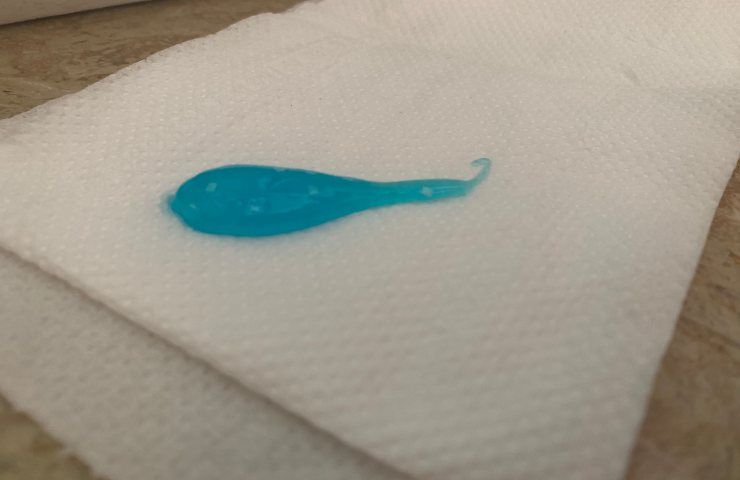 Jeder schmiert Zahnpasta auf Toilettenpapier