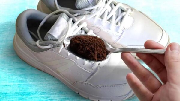 Kaffeesatz, werfen Sie ihn nicht weg: Stecken Sie ihn in Ihre Schuhe und Sie werden es mir danken | Jeder macht es