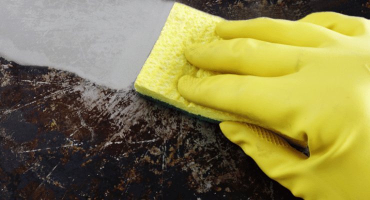 Entfernen Sie den Kalk von den Pfannen.