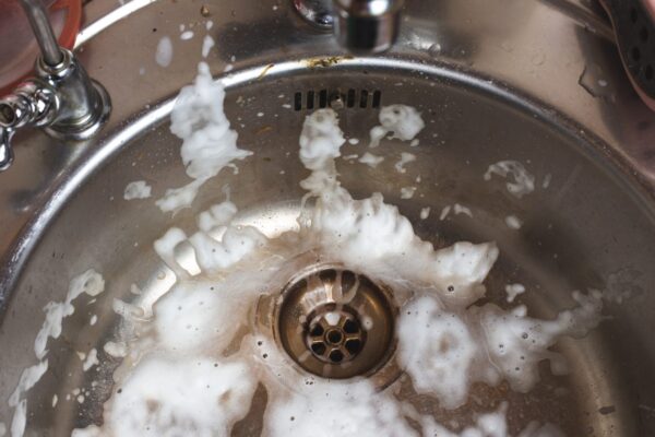 Kalkfleckiges Waschbecken? Tun Sie dies und es wird glänzen wie nie zuvor!