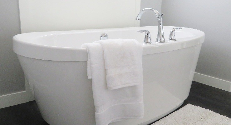 Badewanne mit Kalkstein