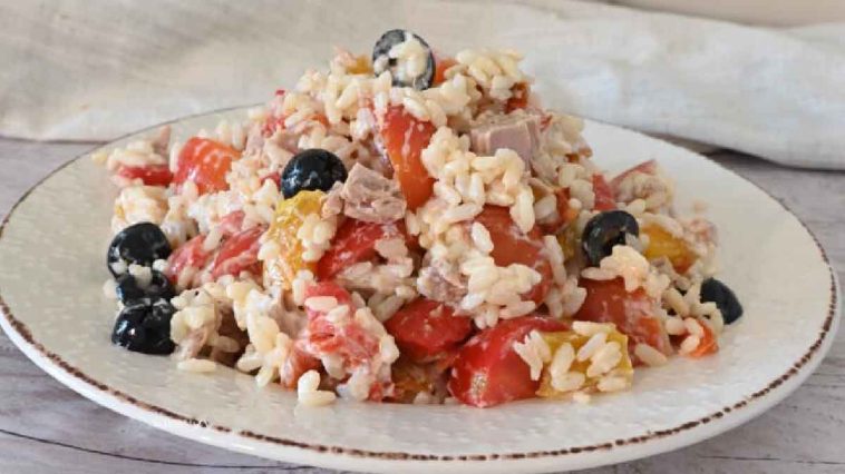 Kalter Reissalat mit Tomaten und Mayonnaise für eine sensationelle kalte Vorspeise