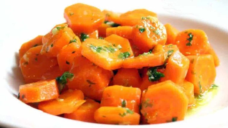 Karotten in Vinaigrette: eine leckere und preiswerte Beilage