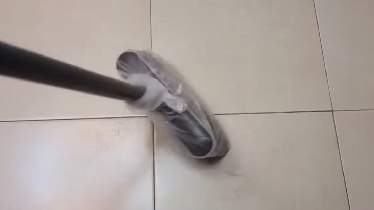 Keine Lust mehr zu fegen? Der Plastiktüten-Trick, um Ihr Haus in nur wenigen Minuten aufzuräumen