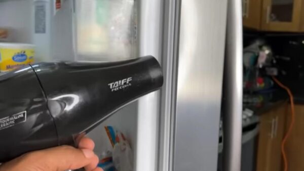 Kühlschrank, der Trick des Haartrockners kommt heraus, um die Rechnungen zu halbieren