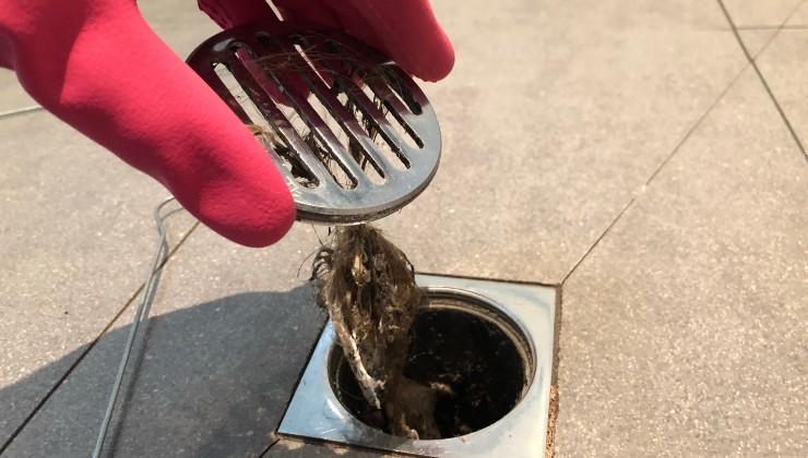 Schmutziger Duschabfluss Schmutziger Duschabfluss