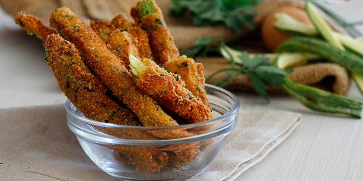Knusprige und schmackhafte panierte Zucchini