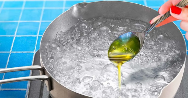 Kochendes Wasser läuft dank des Tricks der Köche nicht mehr aus der Pfanne: Gießen Sie einfach einen Löffel davon ein