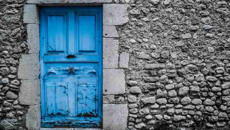 Kratzer an der Holztür