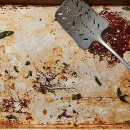 Lassen Sie Ihr verkrustetes Kochfeld mit dieser Methode wie neu aussehen