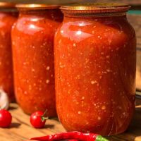 Leckere Tomatensoße (für den Winter). Ein einfaches Rezept!