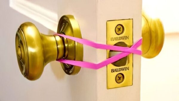 Lege 1 Gummiband um den Türgriff – das erspart dir viel Ärger