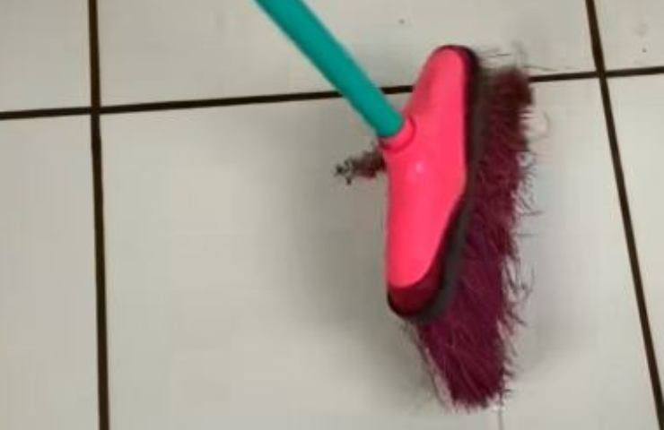 Legen Sie einfach eine Tasche auf den Besen und ein lästiges Problem verschwindet