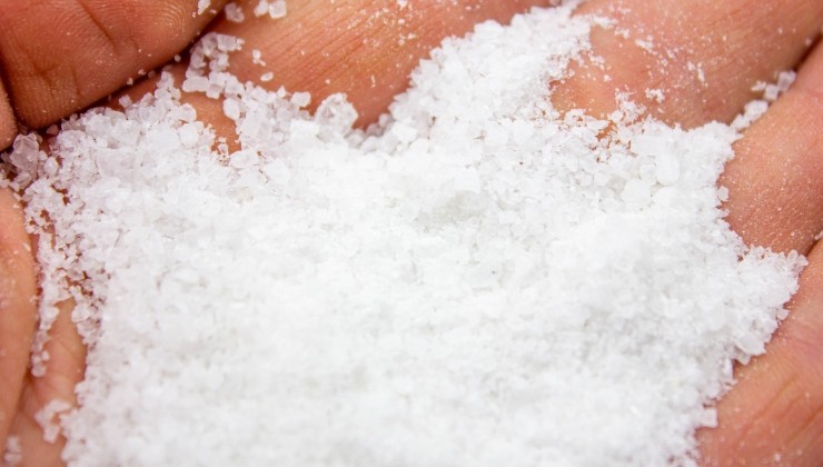 Grobes Salz unter der Matratze