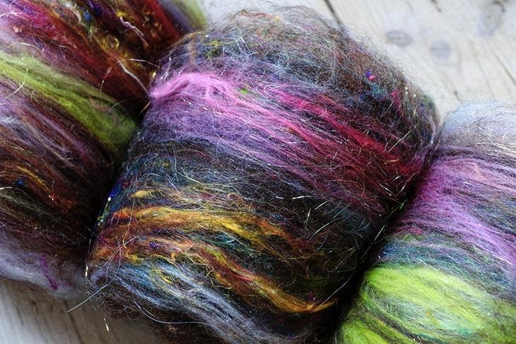 Loch im Pullover? Omas Trick, es in 1 Minute zu reparieren: Es wird wie neu sein 3 Kardierte Wolle