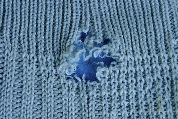 Loch im Pullover? Omas Trick, es in 1 Minute zu reparieren: Es wird wie neu sein 2 Perforierter Wollstoff